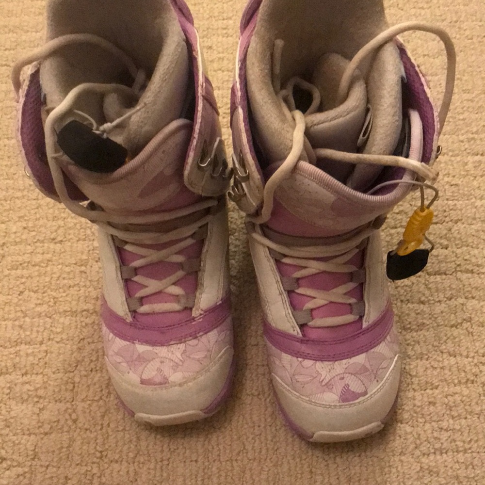 Snowboarding boots